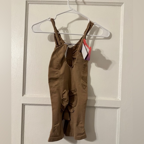 Fabletics Yitty Nearly Naked Shapewear Mid Thigh Bodysuit Sz Medium / Large - Picture 6 of 7